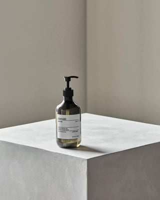 Body wash Silky mist 490ml van Meraki, toegepast in een rustige badkameromgeving