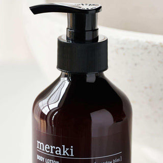Bodylotion Meadow bliss 275ml van Meraki, van dichtbij met materiaal en textuur zichtbaar
