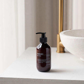 Bodylotion Meadow bliss 275ml van Meraki, in een rustige badkamer- of interieursetting