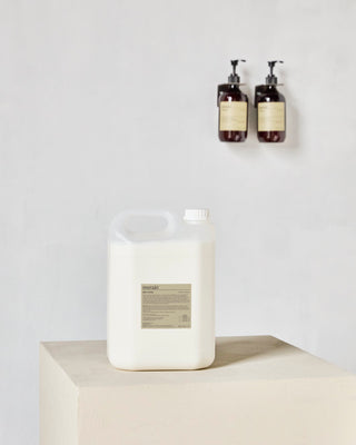 Bodylotion refill Northern Dawn 5 liter van Meraki, toegepast in een rustige badkameromgeving