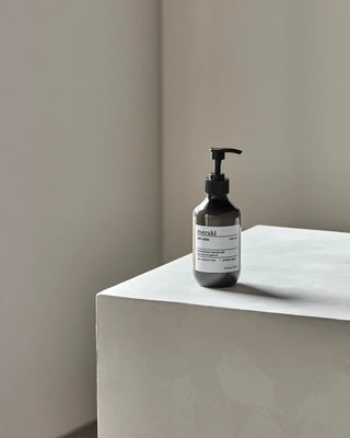 Bodylotion Silky mist 275ml van Meraki, toegepast in een rustige badkameromgeving