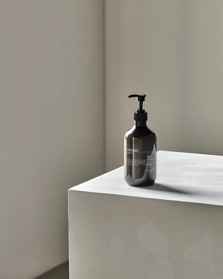 Bodymilk Deep valley 490 ml van Meraki, toegepast in een rustige badkameromgeving