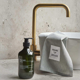 Cadeaubox Kitchen essentials van Meraki, toegepast in een rustige badkameromgeving