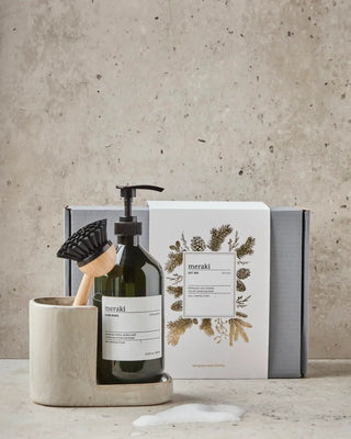 Meraki Kitchen cadeaubox, met pompflacon afwasborstel houder en geschenkdoos op een aanrecht