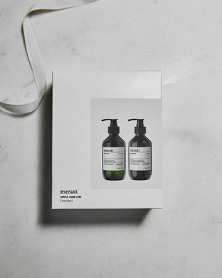 Cadeaubox Linen Dew handzeep + lotion van Meraki, toegepast in een rustige badkameromgeving