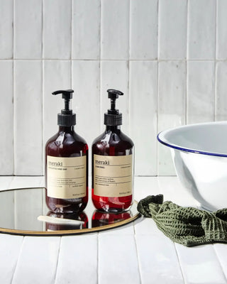 Cadeauset Kitchen Essentials 2 x 490ml van Meraki, toegepast in een rustige badkameromgeving