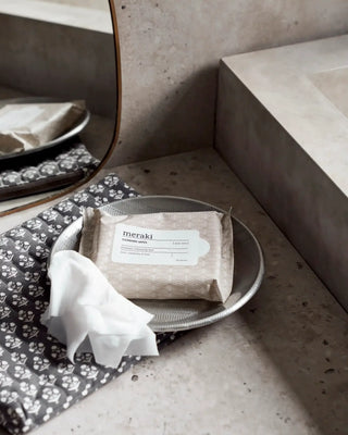 Cleansing wipes Aloe vera van Meraki, toegepast in een rustige badkameromgeving