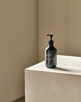 Conditioner Deep Valley 490ml van Meraki, toegepast in een rustige badkameromgeving