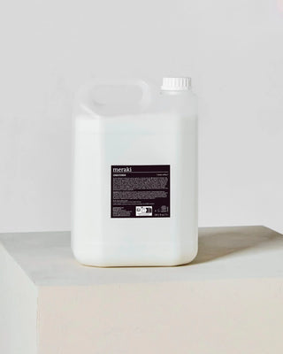 Conditioner Deep valley refill – 5L van Meraki, toegepast in een rustige badkameromgeving