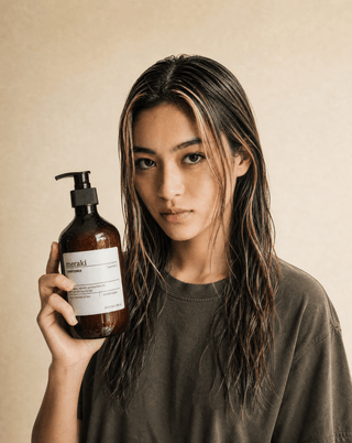 Conditioner Pure Basic - 490ml van Meraki, toegepast in een rustige badkameromgeving