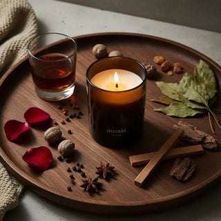 Meraki Dark Wood geurkaars sfeerfoto