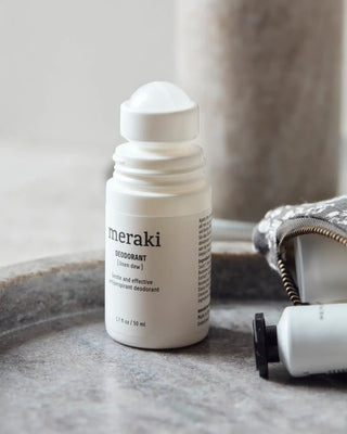 Deodorant Linen dew van Meraki, toegepast in een rustige badkameromgeving