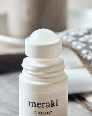 Deodorant Linen dew van Meraki, toegepast in een sfeervolle interieursetting
