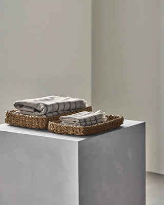 Dienbladen Natuur 30cm - set van 2 van Meraki, toegepast in een rustige badkameromgeving