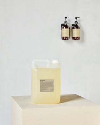 Douchegel refill Northern Dawn 5 liter van Meraki, toegepast in een rustige badkameromgeving