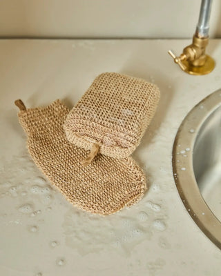 Exfoliatie set van jute van Meraki, toegepast in een rustige badkameromgeving