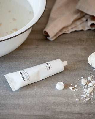 Foot cream 100ml van Meraki, toegepast in een rustige badkameromgeving