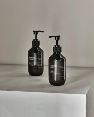 Geschenkdoos Deep valley Simple hand care 275ml van Meraki, toegepast in een rustige badkameromgeving