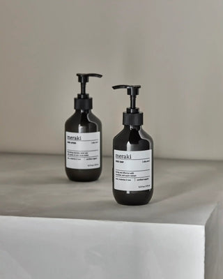 Geschenkdoos Silky Mist Simple hand care 275 ml van Meraki, toegepast in een rustige badkameromgeving