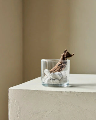 Geur diffuser lavasteen en driftwood wit van Meraki, toegepast in een rustige badkameromgeving
