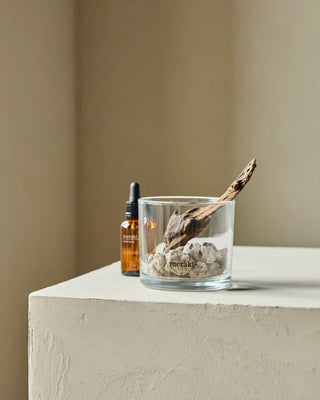 Geur diffuser lavasteen en hout Amber Dust van Meraki, toegepast in een rustige badkameromgeving