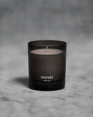 Geurkaars Amber Dust - 200 g van Meraki, toegepast in een rustige badkameromgeving