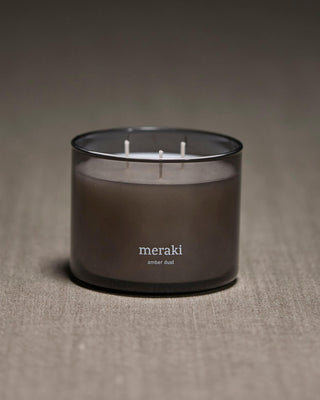 Geurkaars Amber Dust - 340 g van Meraki, toegepast in een rustige badkameromgeving