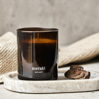 Geurkaars Dark Wood medium van Meraki, toegepast in een rustige badkameromgeving, vanuit een tweede beeldhoek