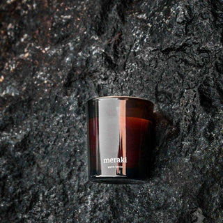 Geurkaars Dark Wood medium van Meraki, toegepast in een sfeervolle interieursetting