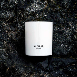 Geurkaars Fresh Linen medium van Meraki, in een gestileerde detailopstelling