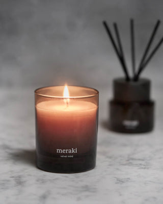 Geurkaars Velvet Mind - 200 g van Meraki, toegepast in een rustige badkameromgeving