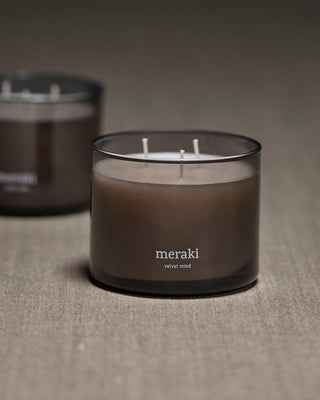 Geurkaars Velvet Mind - 340 g van Meraki, toegepast in een rustige badkameromgeving