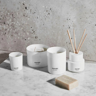 Geurkaars White Garden groot van Meraki, met verpakking en productdetails zichtbaar