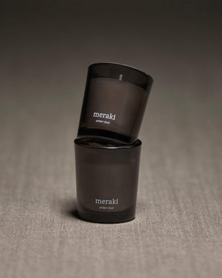 Geurkaarsen Amber Dust - 2 x 60 g van Meraki, toegepast in een rustige badkameromgeving