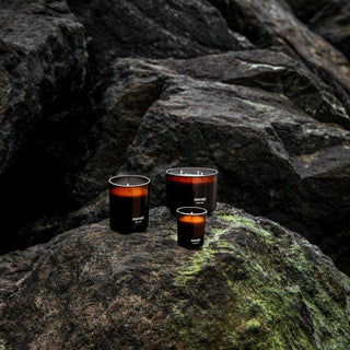 Geurkaarsen set Dark Wood klein van Meraki, in een gestileerde detailopstelling