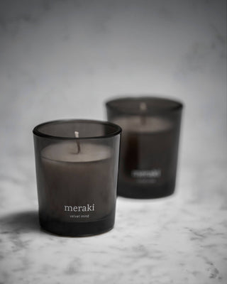 Geurkaarsen Velvet Mind - 2 x 60 g van Meraki, toegepast in een rustige badkameromgeving