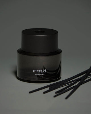 Geurstokjes Amber Dust - 100 ml van Meraki, toegepast in een rustige badkameromgeving