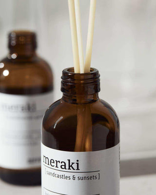 Meraki geurdiffuser met houten stokjes en bruine fles