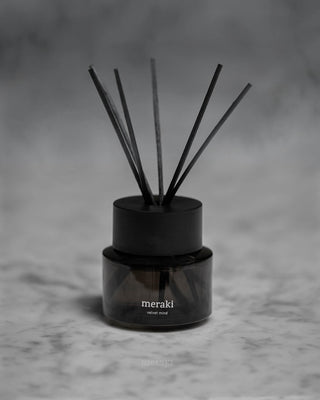 Geurstokjes Velvet Mind - 100 ml van Meraki, toegepast in een rustige badkameromgeving