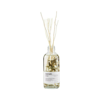 Meraki geurdiffuser met natuurlijke takjes en droge bloemen in glazen fles