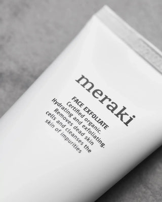 Gezichts-peeling Meraki 100ml van Meraki, van dichtbij met etiket en productstructuur zichtbaar