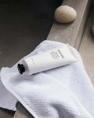 Gezichts-peeling Meraki 100ml van Meraki, toegepast in een rustige badkameromgeving