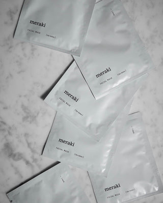 Gezichtsmasker Bio Botox van Meraki, toegepast in een rustige badkameromgeving