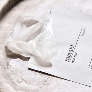 Gezichtsmasker Sensitive van Meraki, van dichtbij met etiket en productstructuur zichtbaar