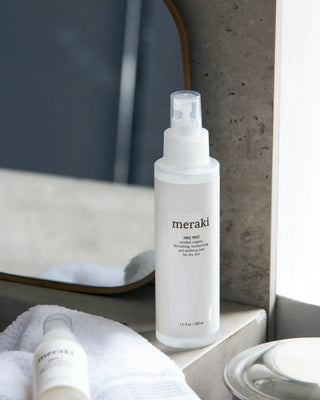 Gezichtsspray 100ml van Meraki, toegepast in een rustige badkameromgeving