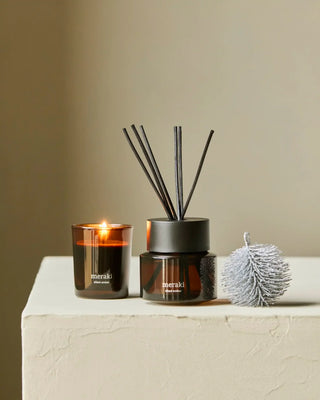 Gift set Silent Amber – 100 ml + 60 g van Meraki, toegepast in een rustige badkameromgeving