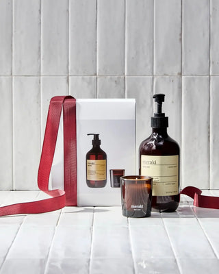 Giftset Everyday pampering van Meraki, toegepast in een rustige badkameromgeving