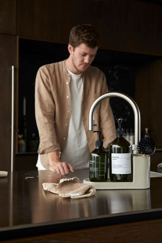 Grote borstel en zeephouder Datura grey van Meraki, tijdens gebruik in de badkamer of keuken
