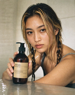 Haar & Body wash Northern Dawn 490ml van Meraki, toegepast in een rustige badkameromgeving