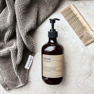 Haar & Body wash Northern Dawn 490ml van Meraki, toegepast in een sfeervolle interieursetting
